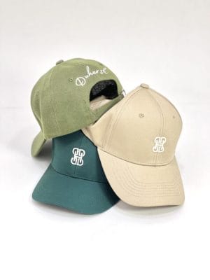 una gorra bordada unisex es evocar una conexión emocional, destacando el diseño detallado y el impecable bordado. Queremos que sientas cómo esta gorra complementará tu estilo y te acompañará en tus aventuras diarias, convirtiéndose en una declaración de tu identidad con elegancia y confianza.