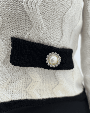 Chaqueta tejida tipo Chanel con botones decorativos - Imagen 3